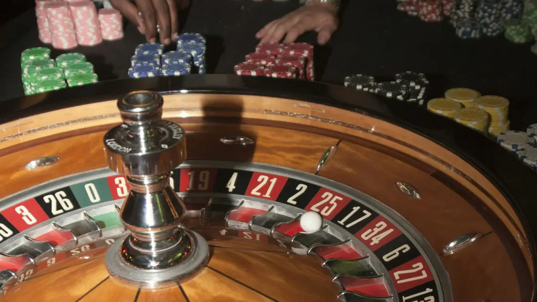 Roda roulette dan meja permainan kasino dengan dealer