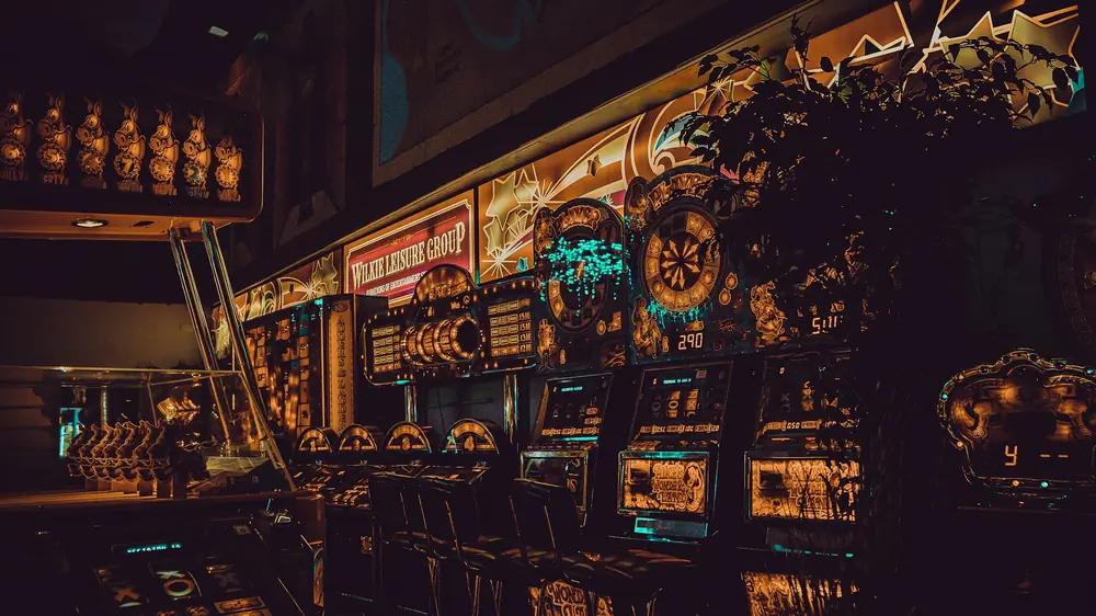 Layar permainan slot dengan gulungan dan tombol putar